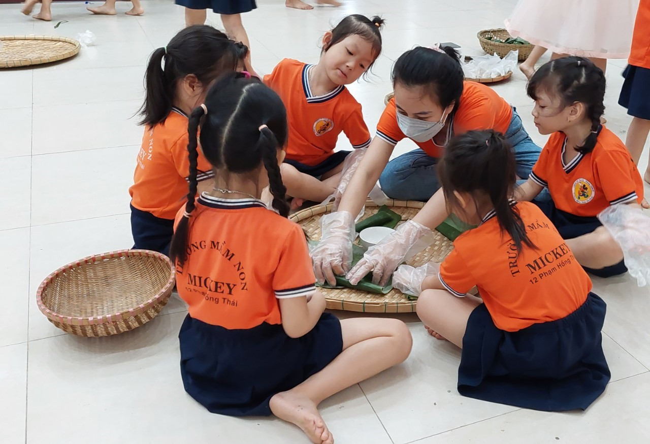 Học sinh tham gia hoạt động trải nghiệm ở Bảo tàng Quảng Nam. Ảnh: Q.T