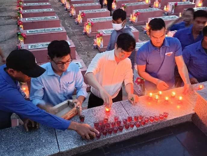 Đoàn viên thanh niên Đông Giang thắp nến tri ân tại Nghĩa trang liệt sĩ huyện. Ảnh: H.T