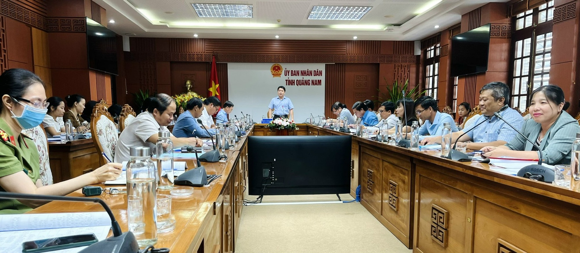 Phó Chủ tịch UBND tỉnh Trần Văn Tân chủ trì cuộc họp lấy ý kiến đóng góp về 2 đề án liên quan đến du lịch, văn hóa. Ảnh: X.H
