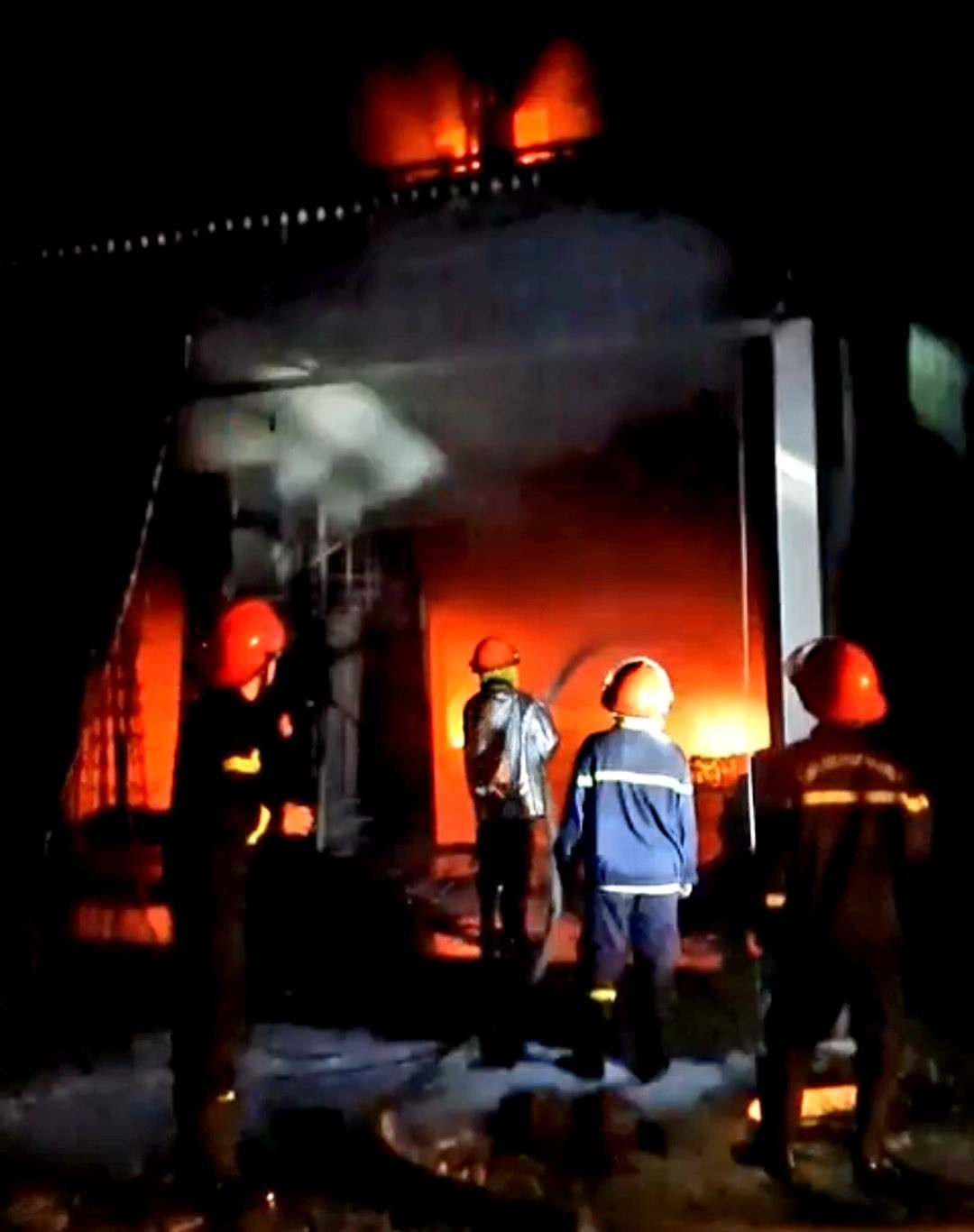 Cảnh sát phòng cháy chữa cháy & cứu nạn cứu hộ Công an tỉnh tích cực dập tắt đám cháy.   Ảnh: PV