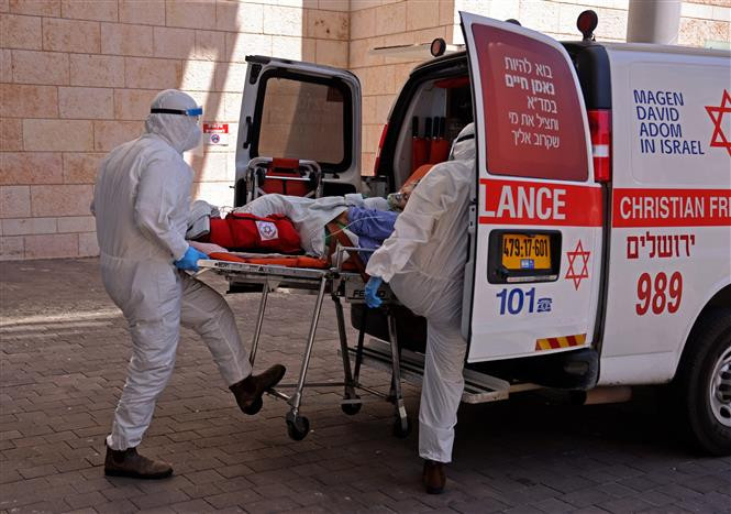 Chuyển bệnh nhân COVID-19 tới bệnh viện tại Jerusalem. Ảnh: AFP/TTXVN