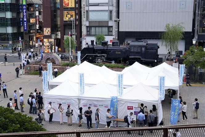 Người dân xếp hàng chờ xét nghiệm COVID-19 tại Tokyo, Nhật Bản, ngày 28/7/2022. Ảnh: Kyodo/ TTXVN