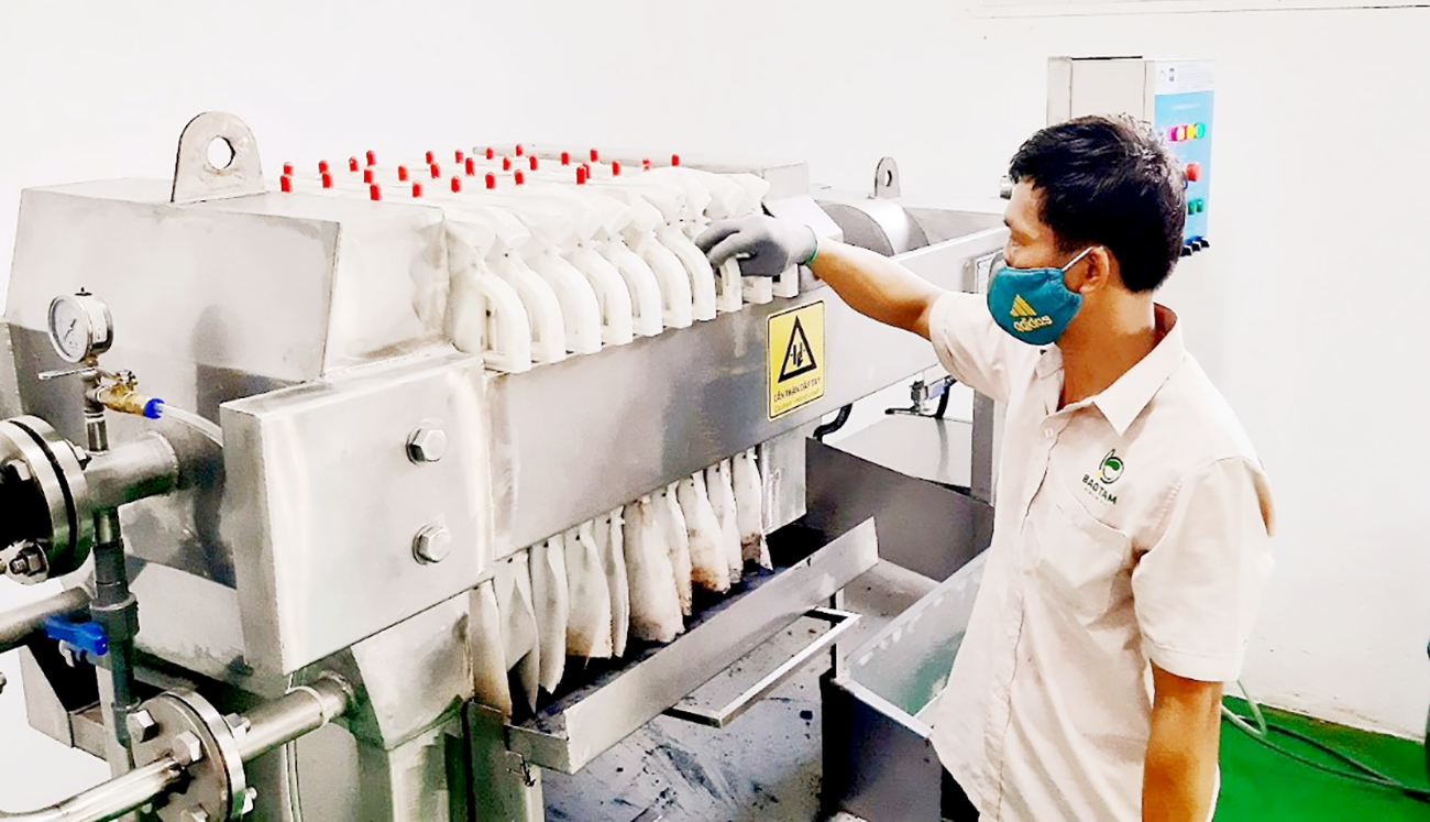 Nhiều HTX chú trọng đầu tư hệ thống máy móc hiện đại chế biến sản phẩm nông nghiệp sạch. Trong ảnh là cơ sở chế biến dầu thực vật nguyên chất Bảo Tâm (Tam Kỳ)