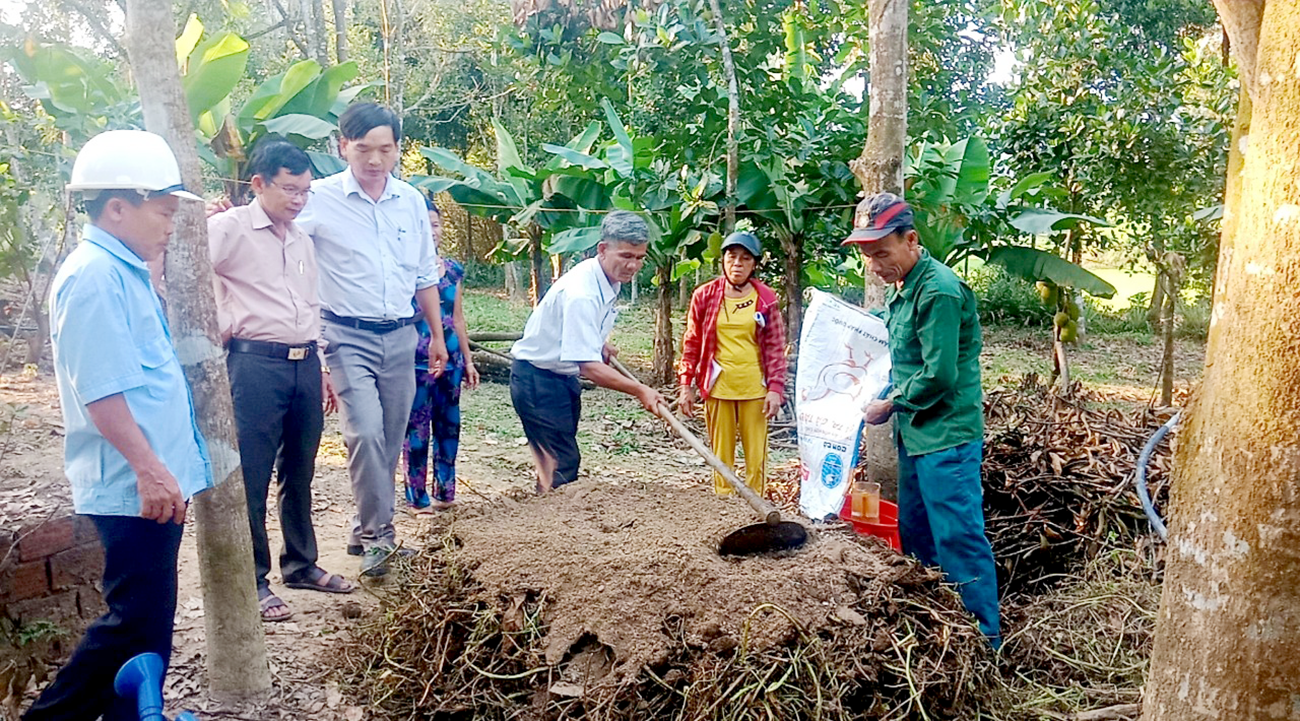 Cán bộ kỹ thuật nông nghiệp huyện Nông Sơn hướng dẫn nông dân sử dụng chế phẩm sinh học ủ phế phụ phẩm nông nghiệp thành phân hữu cơ bón cho cây trồng
