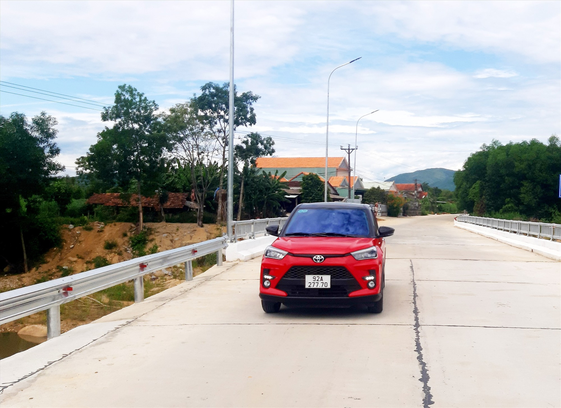 Cầu Sông Lĩnh nằm trên trục đường ĐH9 từ thị trấn Đông Phú lên xã Quế Phong vừa được đầu tư xây dựng hoàn thành với tổng kinh phí hơn 12,8 tỷ đồng. Ảnh: VĂN SỰ