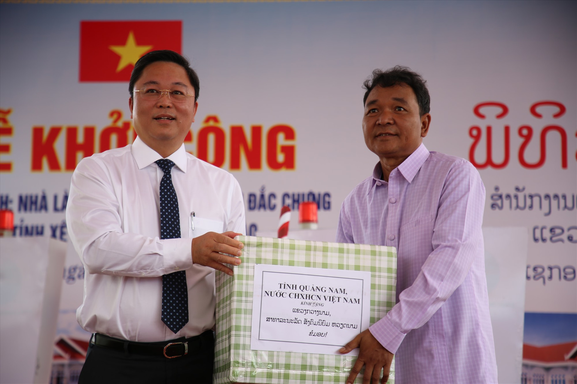 Chủ tịch UBND tỉnh Lê Trí Thanh tặng quà hữu nghị cho đại diện huyện Đắc Chưng. Ảnh: A.N