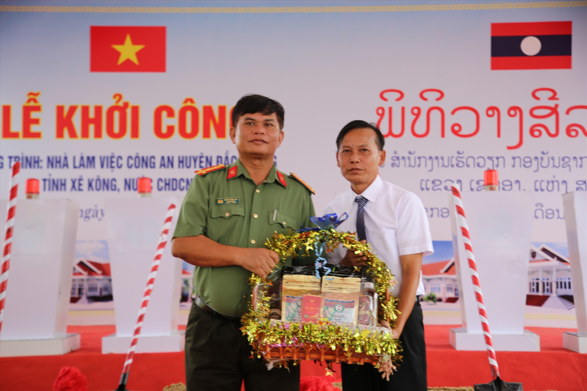 Đại diện lãnh đạo Công an tỉnh nhận quà lưu niệm từ tỉnh Sê Kông. Ảnh: A.N