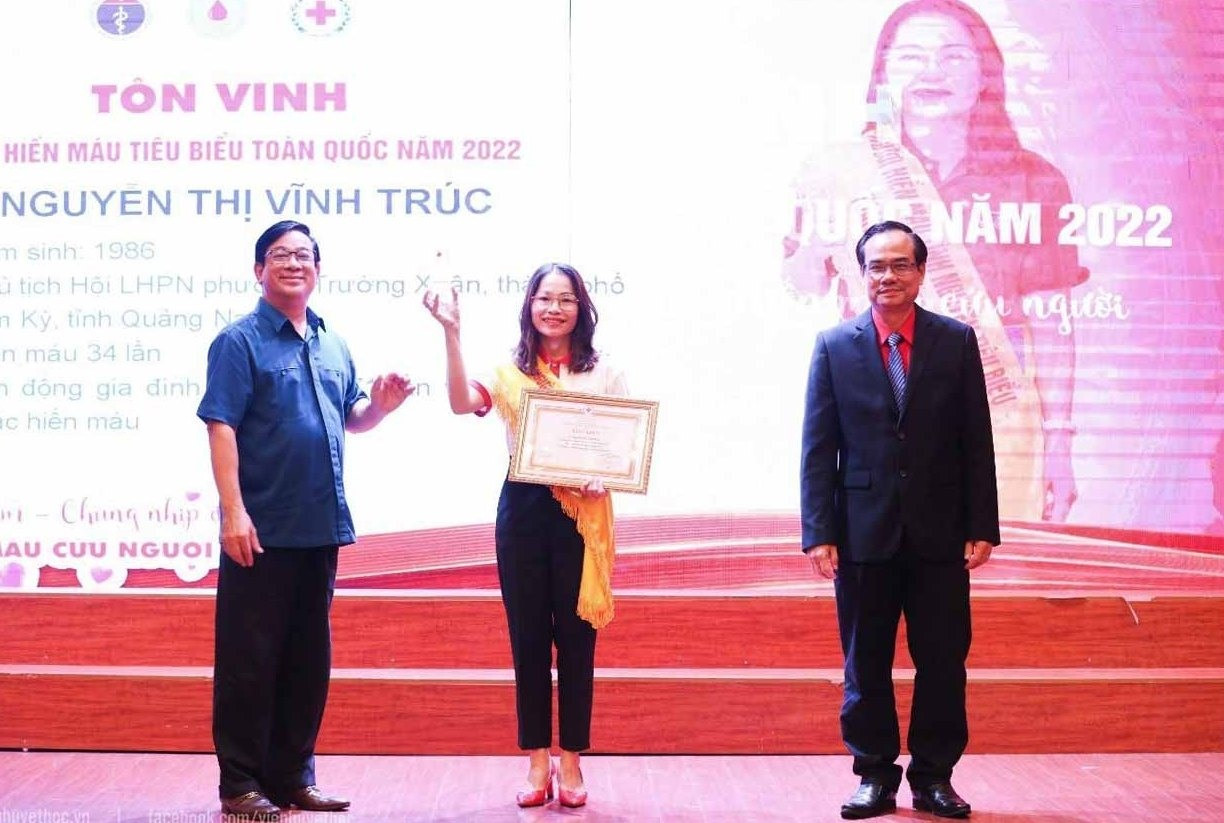Bà Nguyễn Thị Vĩnh Trúc được tôn vinh là người hiến máu tiêu biểu toàn quốc năm 2022. Ảnh: NVCC
