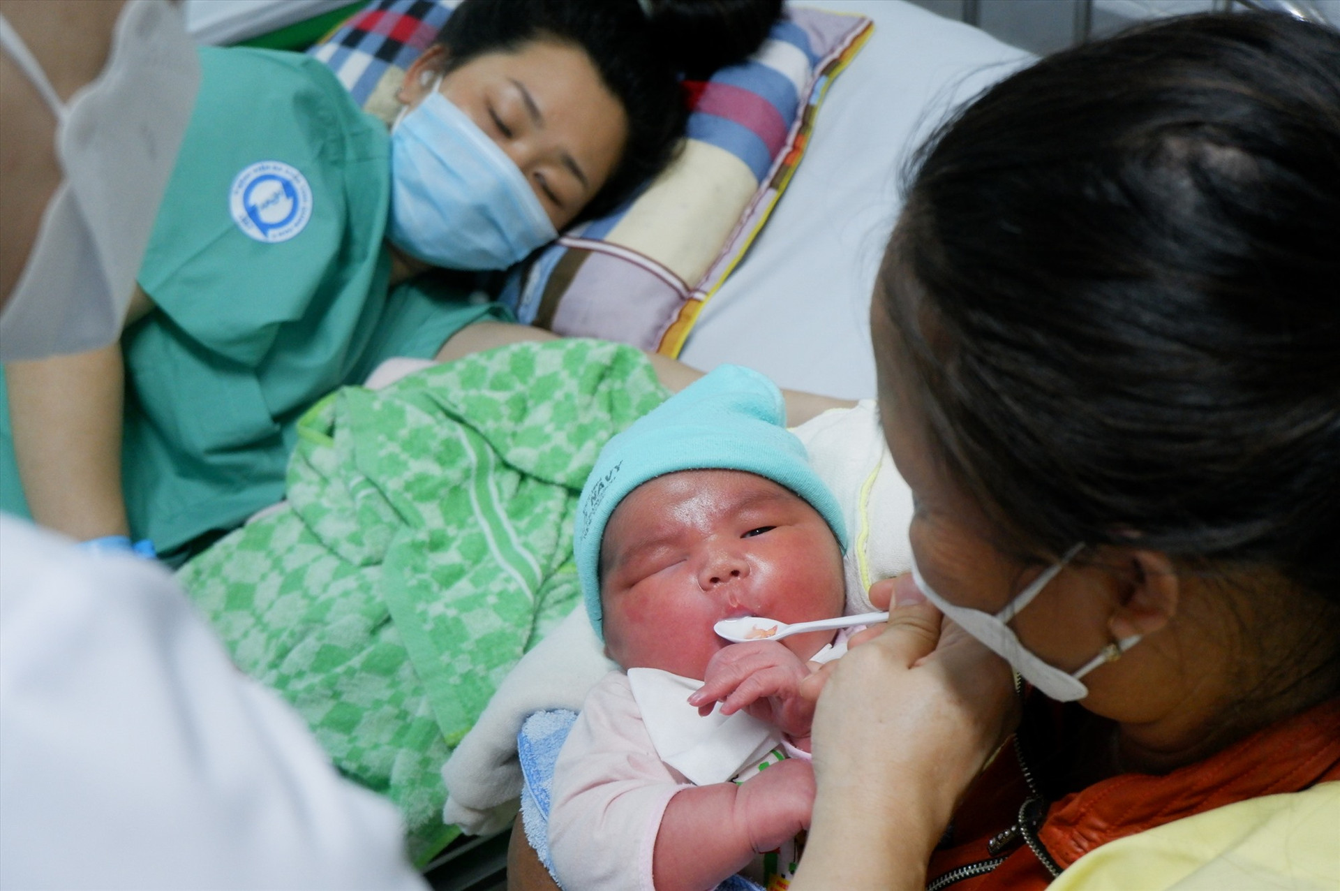 Đối với các trẻ nhẹ cân sinh non hoặc trẻ có mẹ mắc bệnh lý sau sinh sẽ được hỗ trợ để dùng sữa mẹ thanh trùng tại Ngân hàng sữa mẹ vệ tinh của Bệnh viện Đa khoa Quảng Nam. Ảnh: X.H