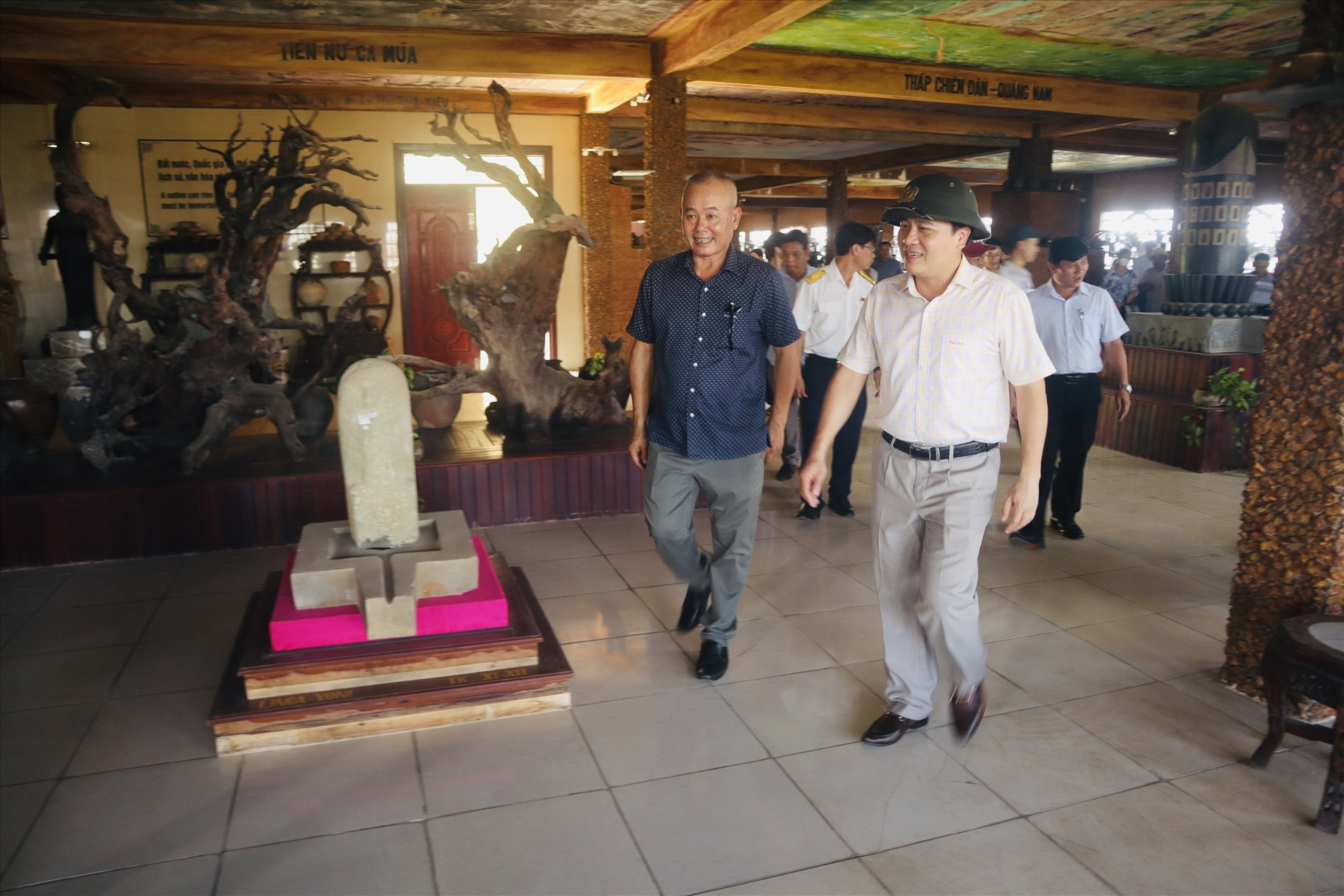 Phó Chủ tịch UBND tỉnh Trần Văn Tân kiểm tra thực tế tại khu vực bảo tàng trong khuôn viên khu du lịch. Ảnh: Q.T