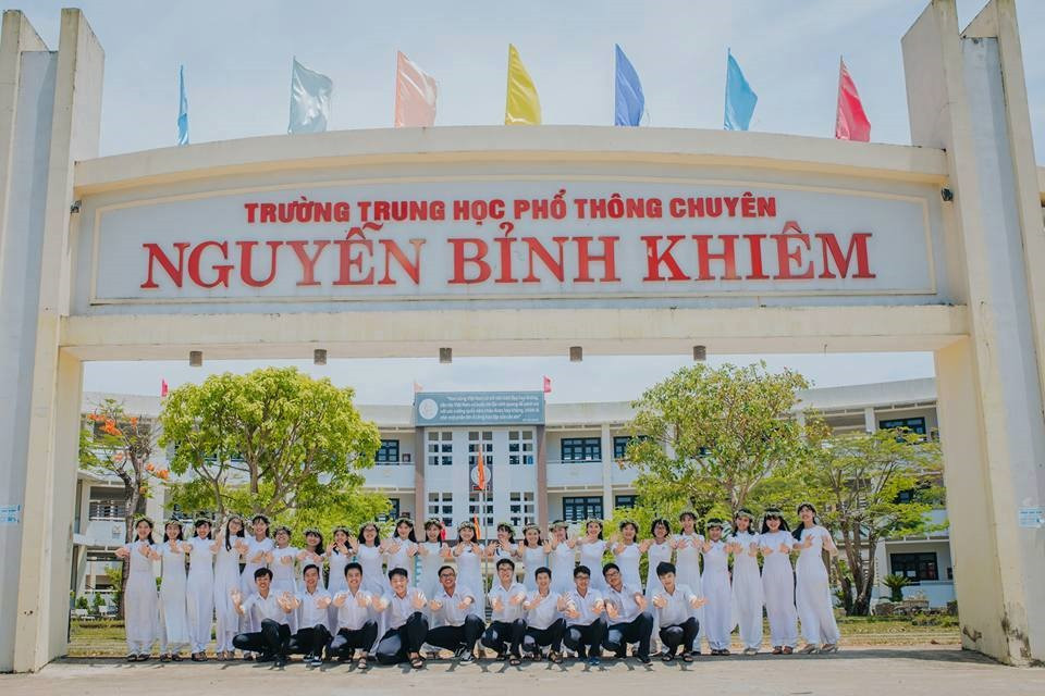 Trường THPT Chuyên Nguyễn Bỉnh Khiêm bây giờ có cơ sở vật chất khang trang, hiện đại. Ảnh: NTCC