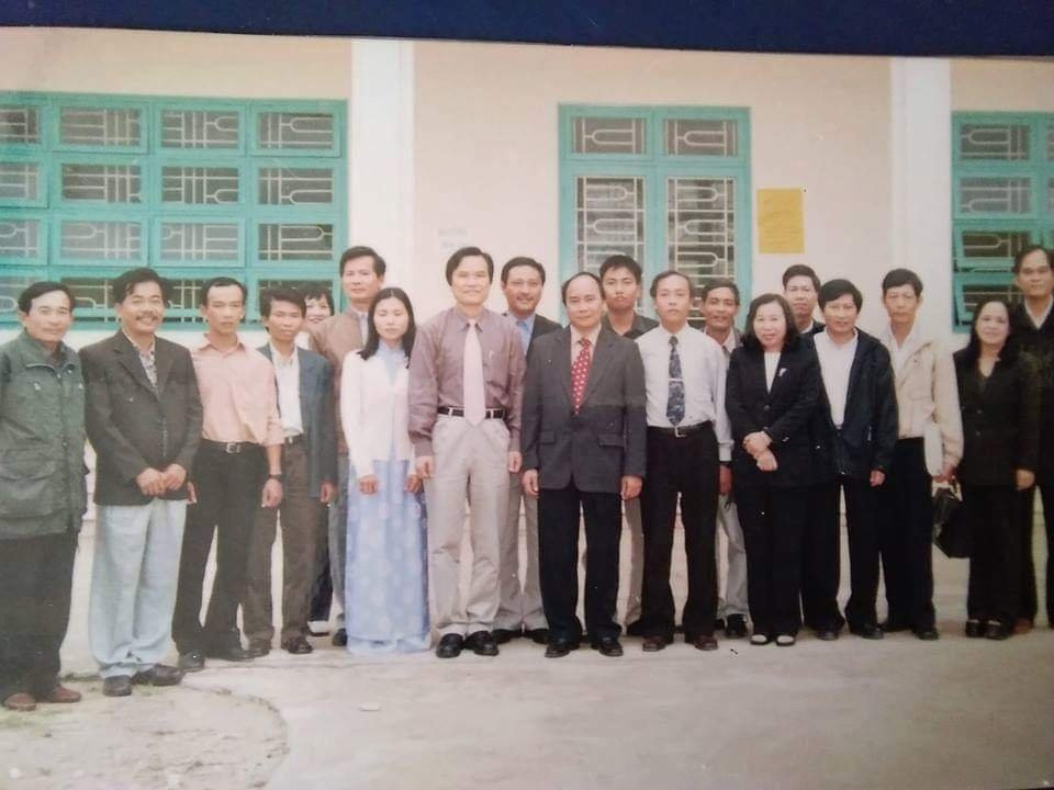 Chủ tịch nước Nguyễn Xuân Phúc, khi ấy là Chủ tịch UBND tỉnh Quảng Nam chụp hình lưu niệm cùng thầy cô nhà trường. Ảnh: TL