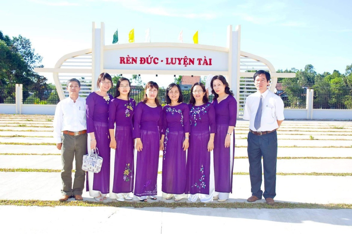 Thầy cô bộ môn Ngữ văn của trường THPT chuyên Nguyễn Bỉnh Khiêm, trong đó có tác giả.