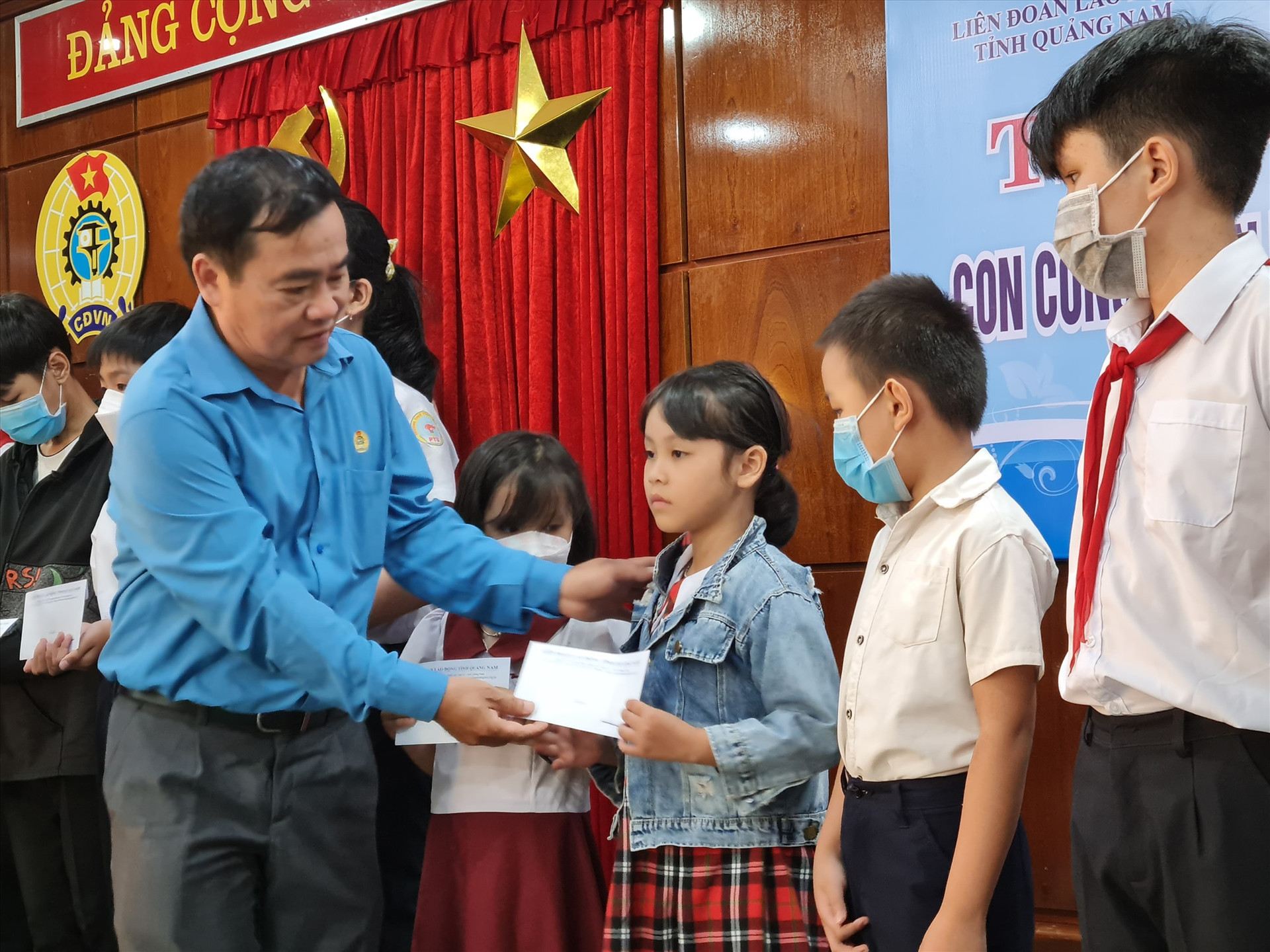 Ông Phan Xuân Quang trao học bổng cho học sinh khó khăn. Ảnh: D.L
