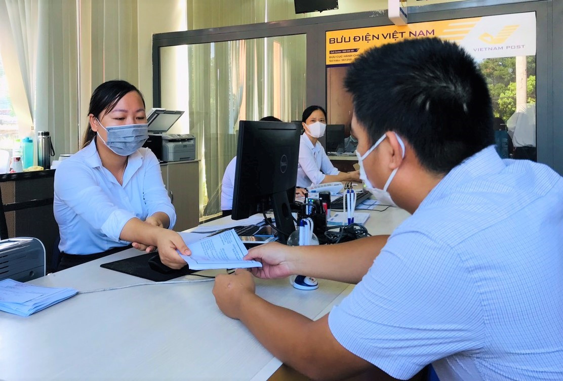 Hiện nay, Bưu điện Quảng Nam đang bố trí 14 nhân viên tại Trung tâm Phục vụ Hành chính công tác nhằm tiếp nhận hồ sơ, trả kết quả thủ tục hành chính. Ảnh: VINH ANH