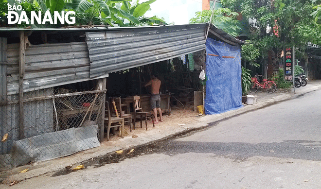 Cơ sở mộc của hộ ông Lê Văn Thanh lấn chiếm vỉa hè cạnh nhà số 18 Nguyễn Quý Đức (phường Khuê Trung, quận Cẩm Lệ) làm nơi sản xuất. Ảnh: ĐẮC MẠNH