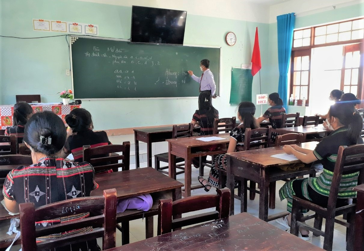 Tiếng nói và chữ viết Cơ Tu đang được giảng dạy trong trường học tại Tây Giang. Ảnh: ĐĂNG NGUYÊN
