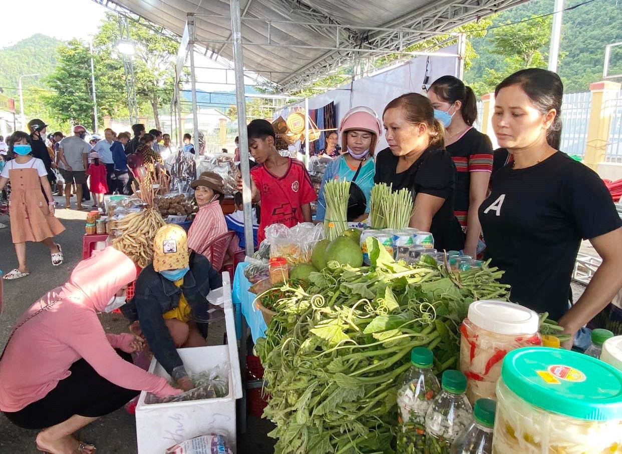 Hội chợ được kỳ vọng là cơ hội để nông sản huyện Nam Giang tìm được đầu ra bền vững. Ảnh: V.L