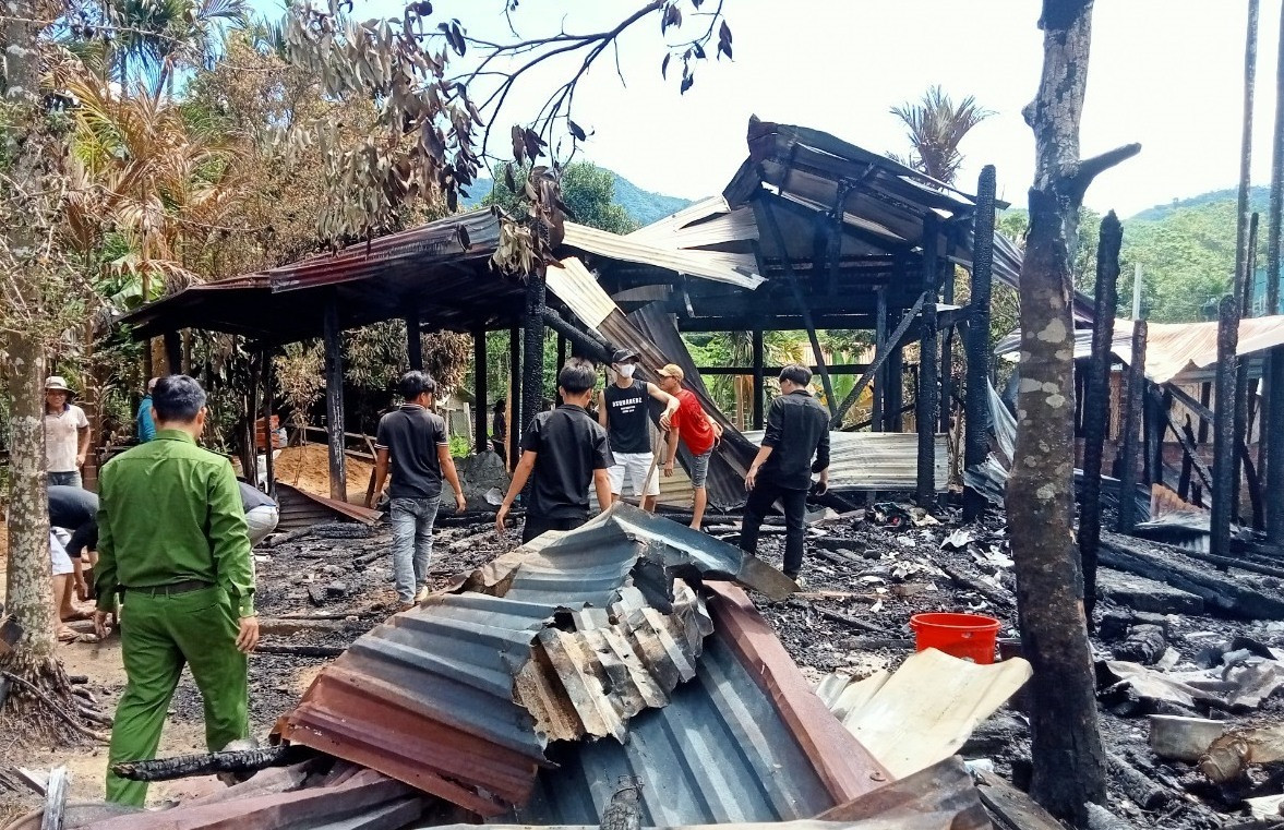 Hiện trường căn nhà ông Nguyễn Quang Vinh và toàn bộ tài sản bên trong bị cháy trụi.