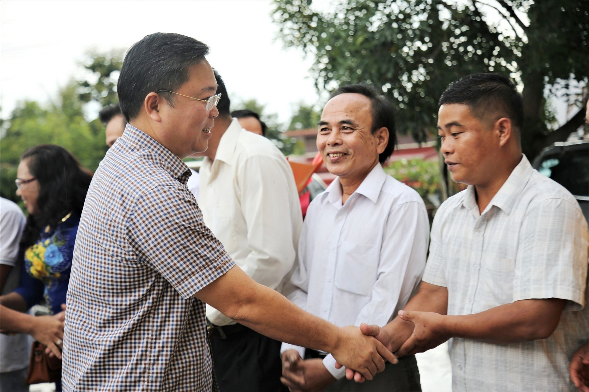 Chủ tịch UBND tỉnh Lê Trí Thanh dành nhiều tình cảm cho cộng đồng người Việt Nam tại Sê Kông (Lào) nhân chuyến công tác. Ảnh: A.N