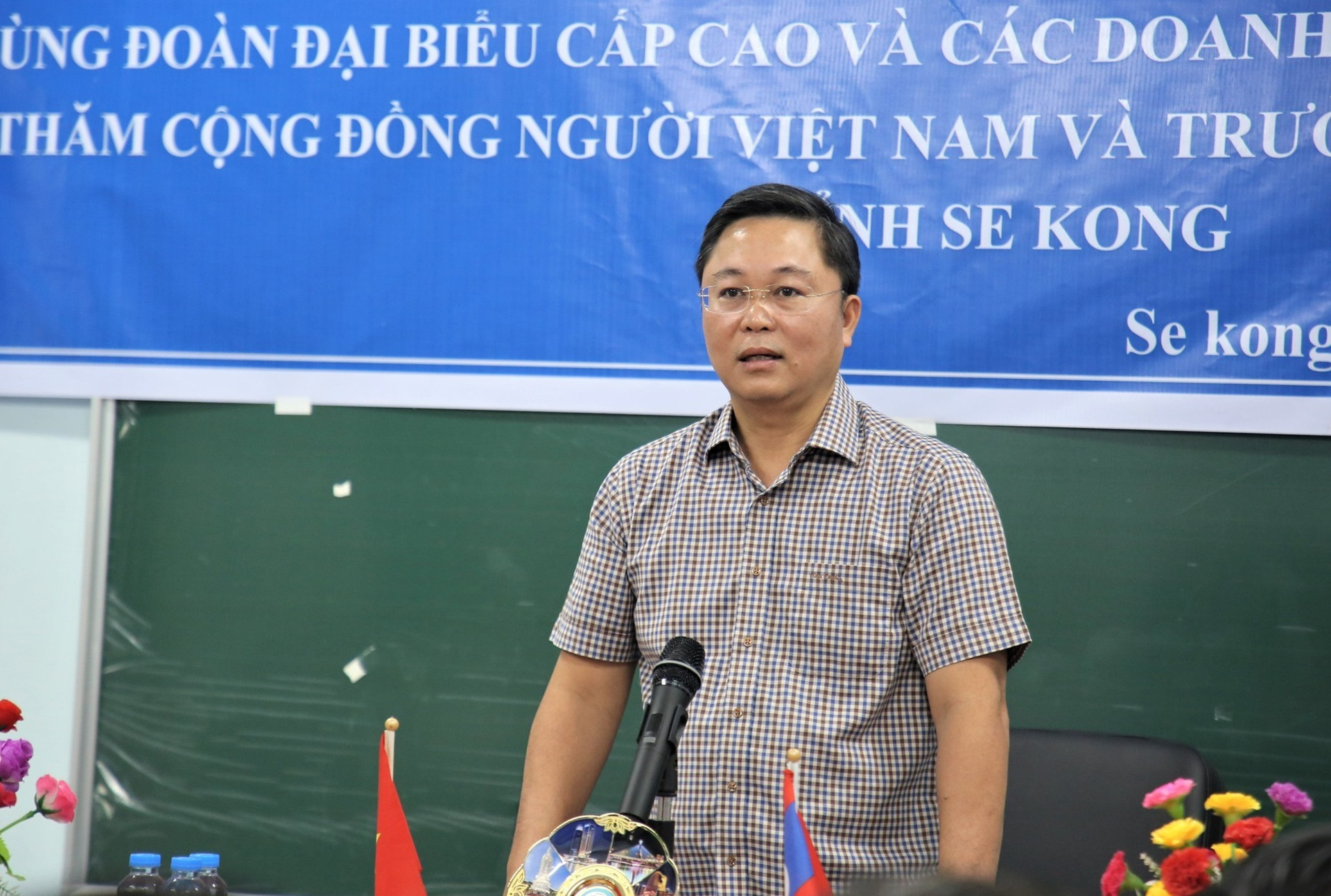 Chủ tịch UBND tỉnh Lê Trí Thanh chia sẻ tại buổi gặp mặt Hội người Việt Nam tại Sê Kông. Ảnh: A.N