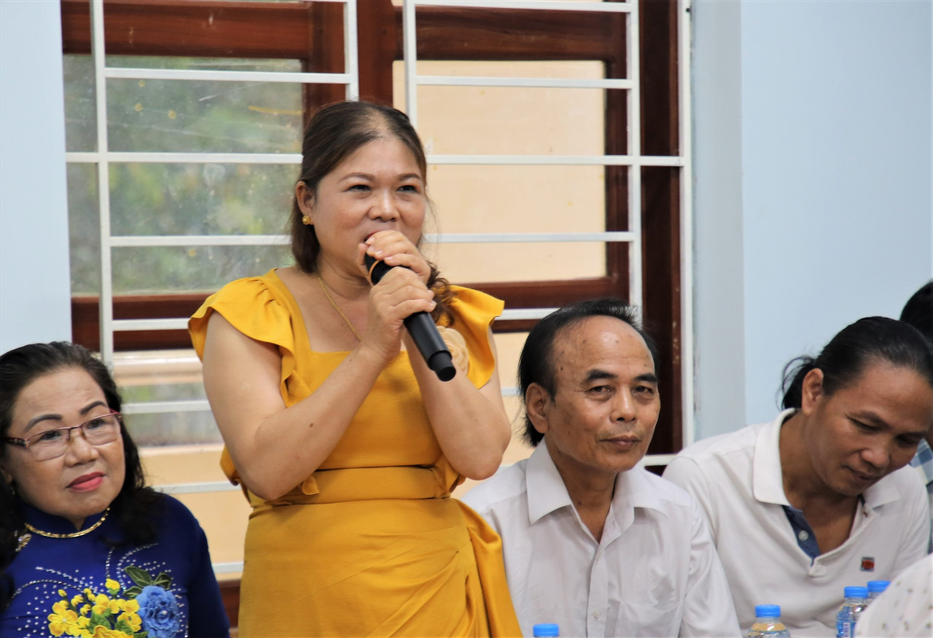 Một kiều bào tại Sê Kông phát biểu chia sẻ về đời sống của cộng đồng tại Lào. Ảnh: A.N