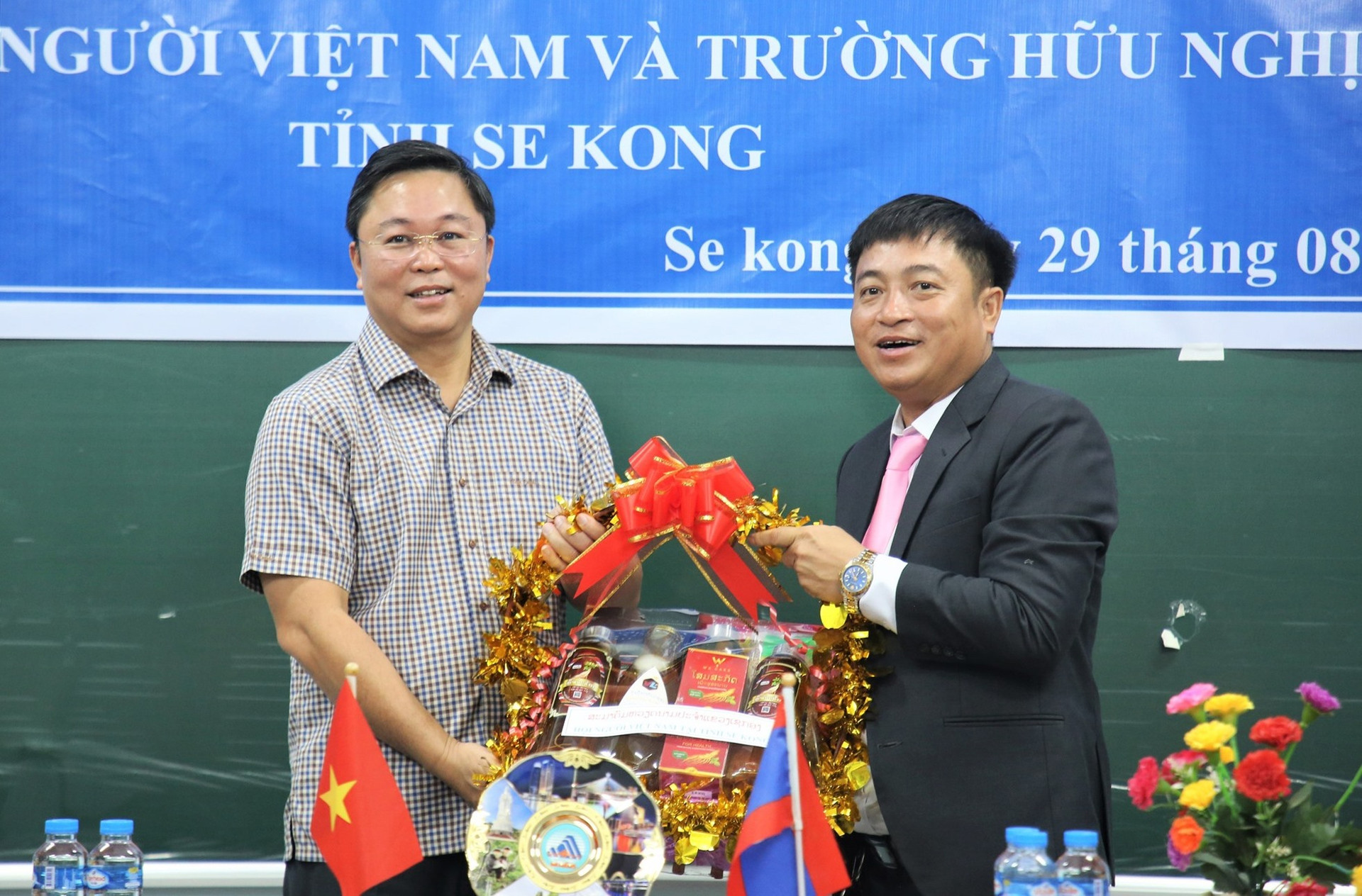 Chủ tịch UBND tỉnh Lê Trí Thanh trao quà hỗ trợ Trường Hữu nghị Lào - Việt tỉnh Sê Kông. Ảnh: A.N