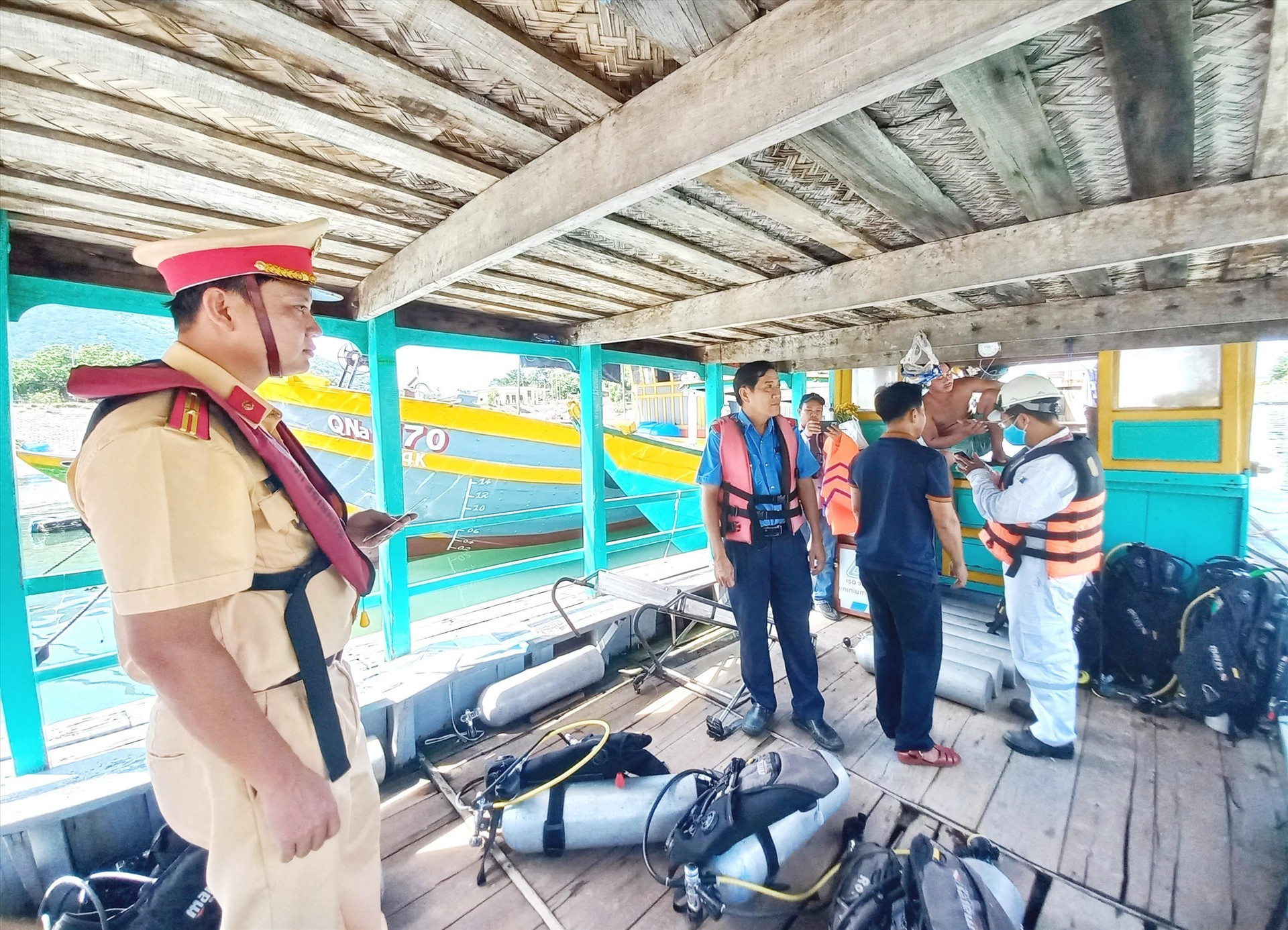Tổ công tác liên ngành cấp tỉnh kiểm tra phương tiện thủy chở khách tại Cù Lao Chàm (Hội An). Ảnh C.T