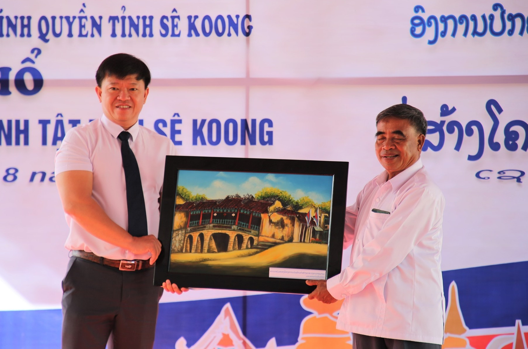 Đại diện lãnh đạo Ban Quản lý đầu tư xây dựng tỉnh trao quà hữu nghị cho đại diện Sở Y tế tỉnh Sê Kông. Ảnh: A.N