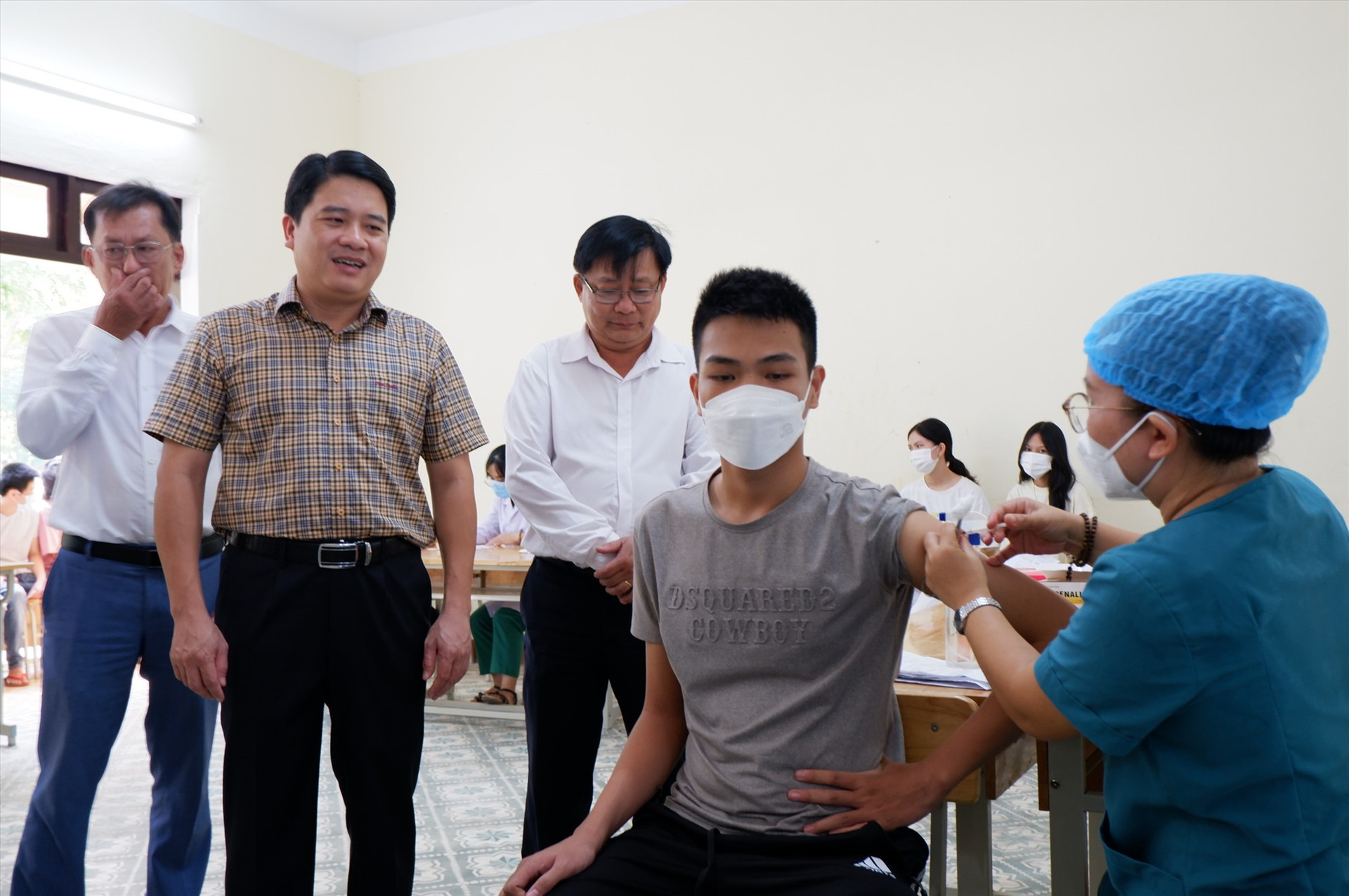 Phó Chủ tịch UBND tỉnh Trần Văn Tân kiểm tra công tác tiêm vắc xin tại trường học ở TP.Hội An. Ảnh: X.H