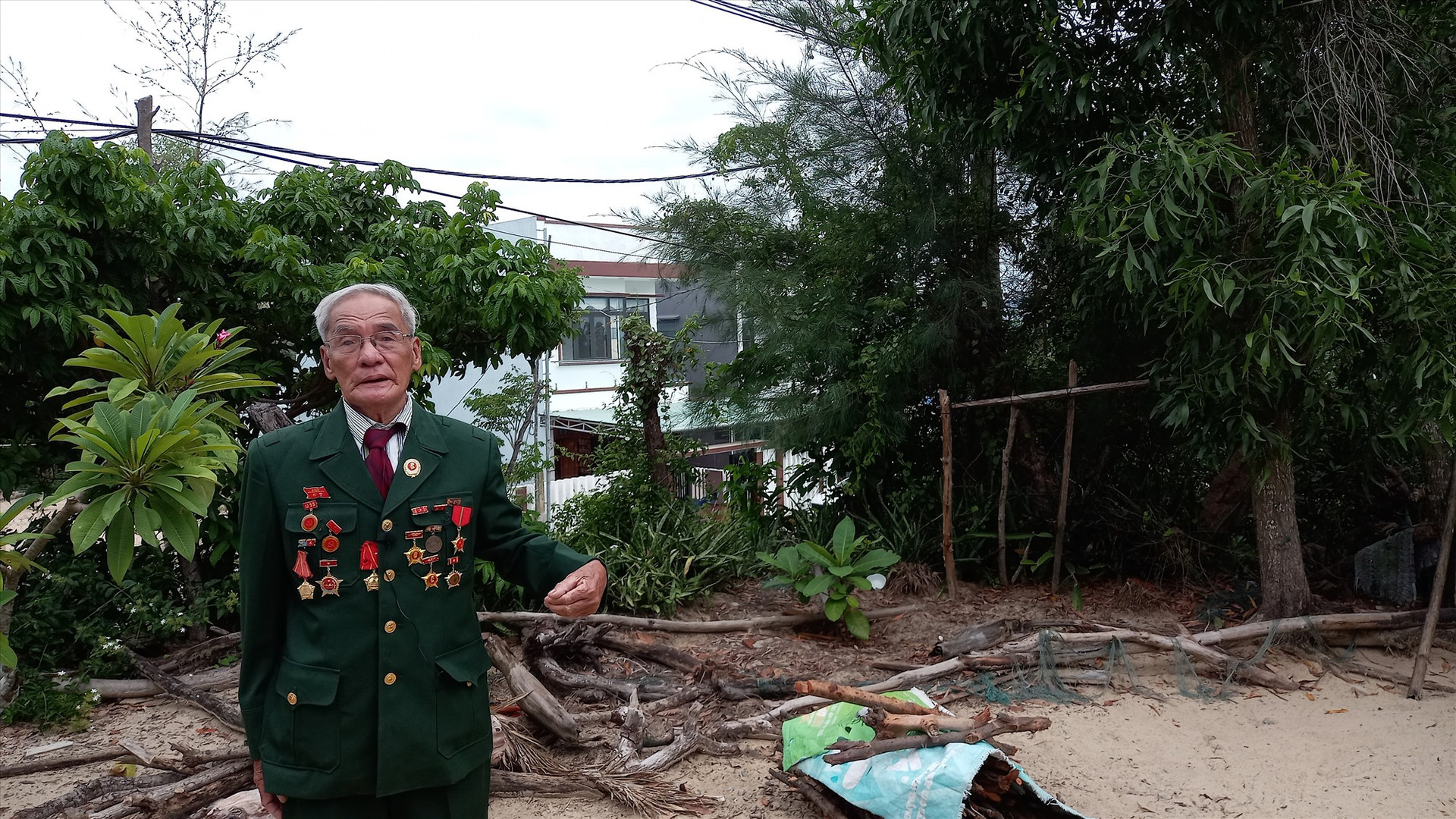 Ông Nguyễn Trường Sơn - nguyên Đội trưởng đội công tác Kỳ Anh Đông kể về chiến tích đồi Bà Lau