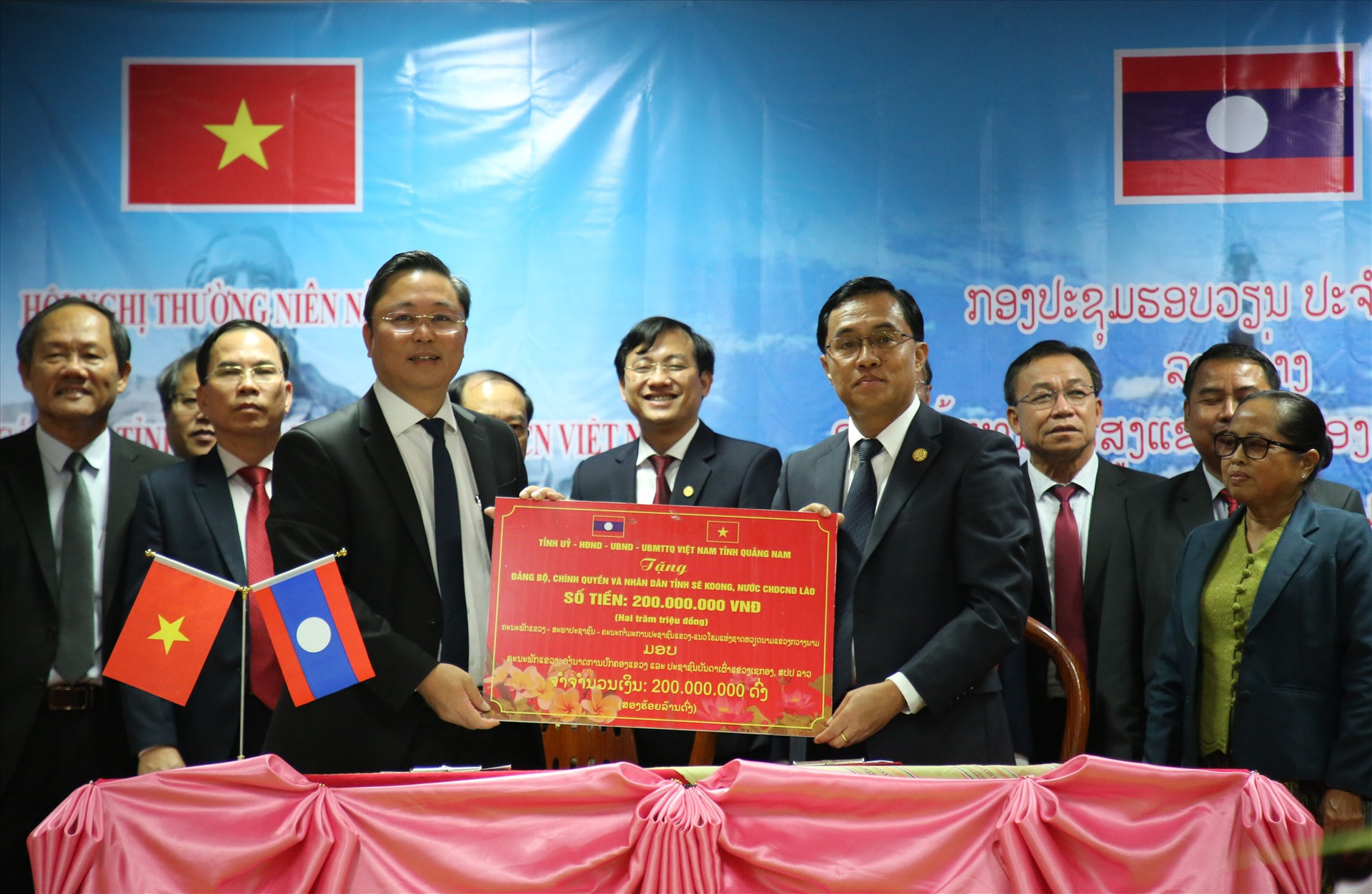 Tỉnh Quảng Nam hỗ trợ Sê Kông số tiền 200 triệu đồng. Ảnh: A.N