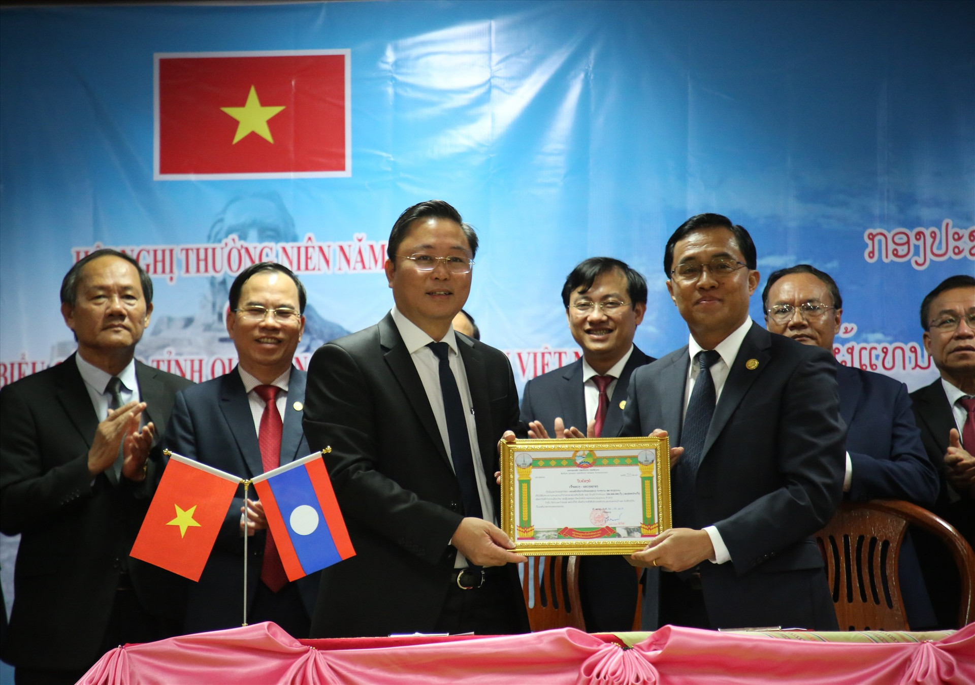 Chủ tịch UBND tỉnh Lê Trí Thanh nhận quà từ tỉnh Sê Kông. Ảnh: A.N