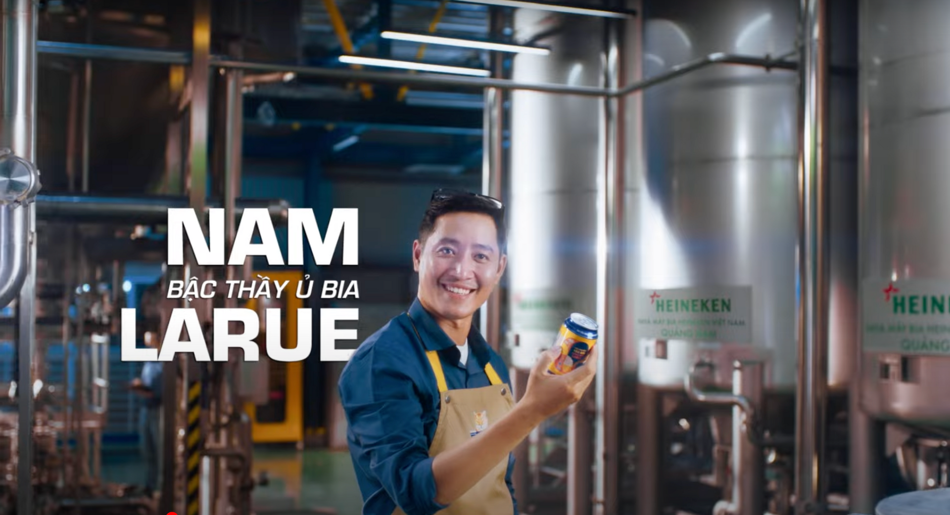 Bậc thầy ủ bia lành nghề kết hợp với dây chuyền hiện đại từ nhà máy bia Heineken cho ra những lon bia giữ trọn hương vị từ 1909 (ảnh cắt từ TVC).