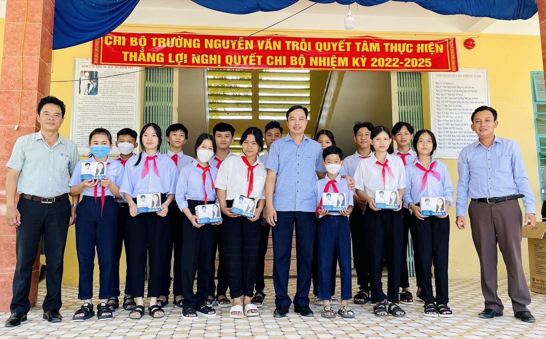 Bí thư Huyện ủy Nông Sơn - Quảng Văn Ngọc thăm, tặng quà học sinh Trường TH&THCS Nguyễn Văn Trỗi. Ảnh: TÂM LÊ