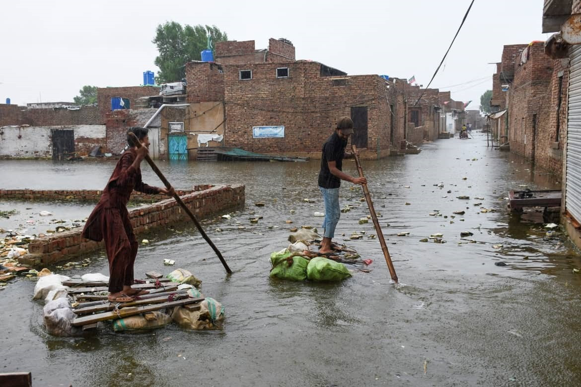 Đường phố tại Pakistan đang chìm trong nước lũ. Ảnh: Reuters