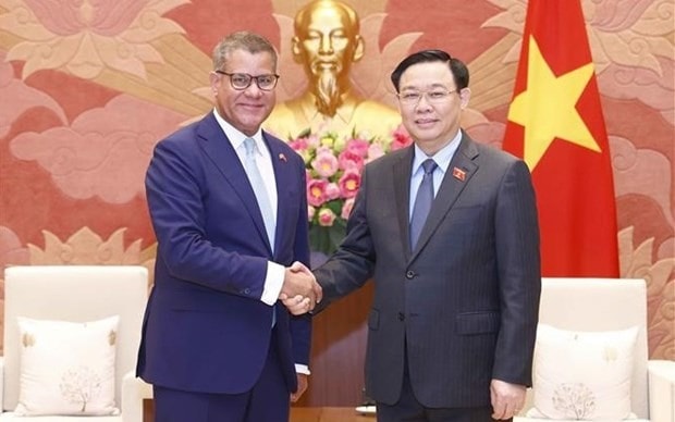 National Assembly Chairman Vuong Dinh Hue (R) and COP26 President Alok Kumar Sharma (Photo: VNA)