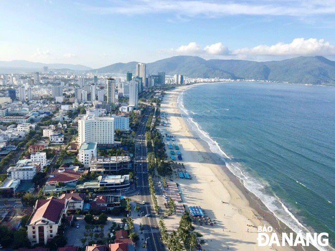 Quy hoạch tạo tính liên kết thúc đẩy phát triển vùng kinh tế trọng điểm miền Trung. Trong ảnh: Tuyến đường ven biển phía đông thành phố (Hoàng Sa - Võ Nguyên Giáp - Trường Sa) kết nối với tỉnh Quảng Nam, hình thành tuyến đường phát triển du lịch - dịch vụ chất lượng cao cho hai địa phương. Ảnh: TRIỆU TÙNG