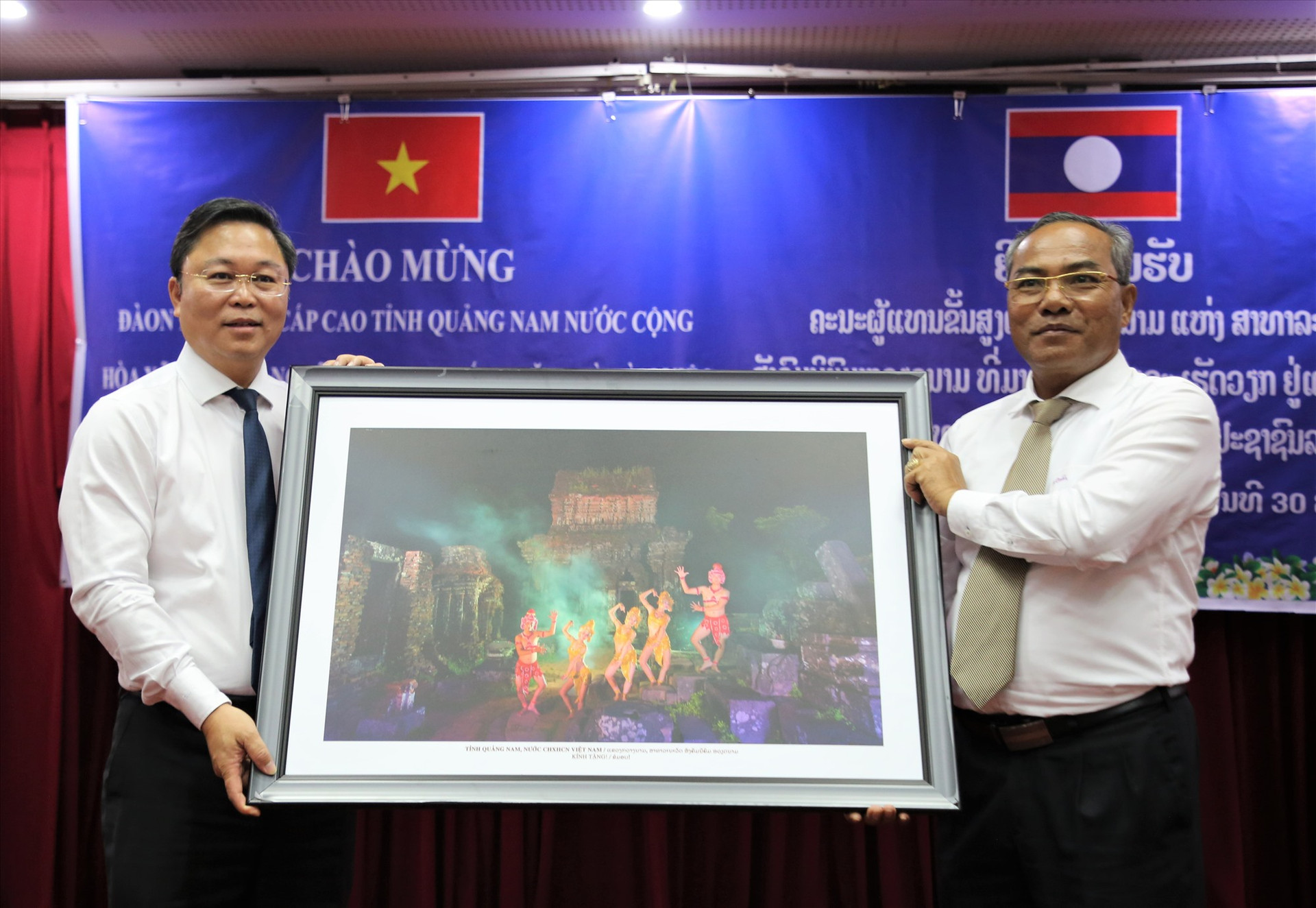 Đồng chí Lê Trí Thanh trao bức ảnh về khu di sản Mỹ Sơn cho lãnh đạo tỉnh Attapeu. Ảnh: A.N