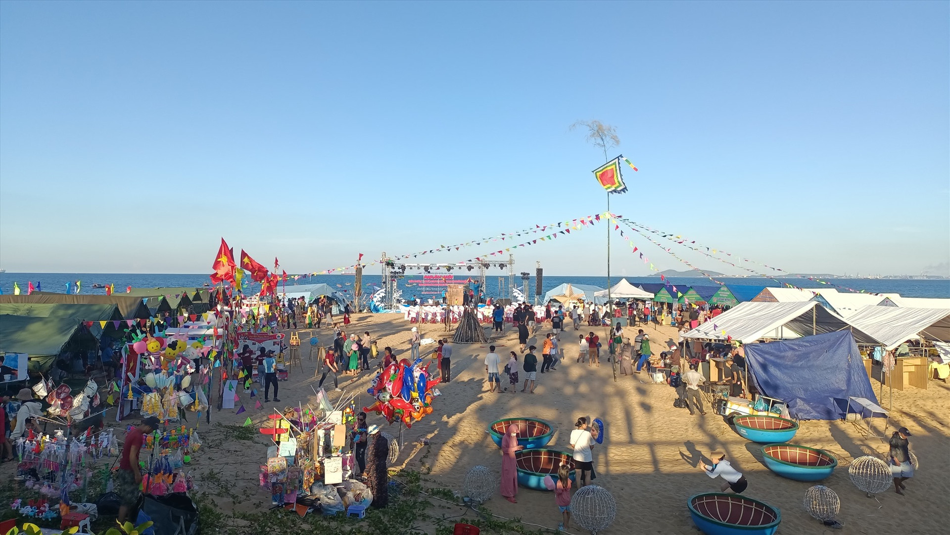 Đông đảo người dân đến tham gia Ngày hội và cổ vũ cho các vận động viên thi đấu giải bóng chuyền, kéo co nam nữ tại biển Rạng. Ảnh: N.Q