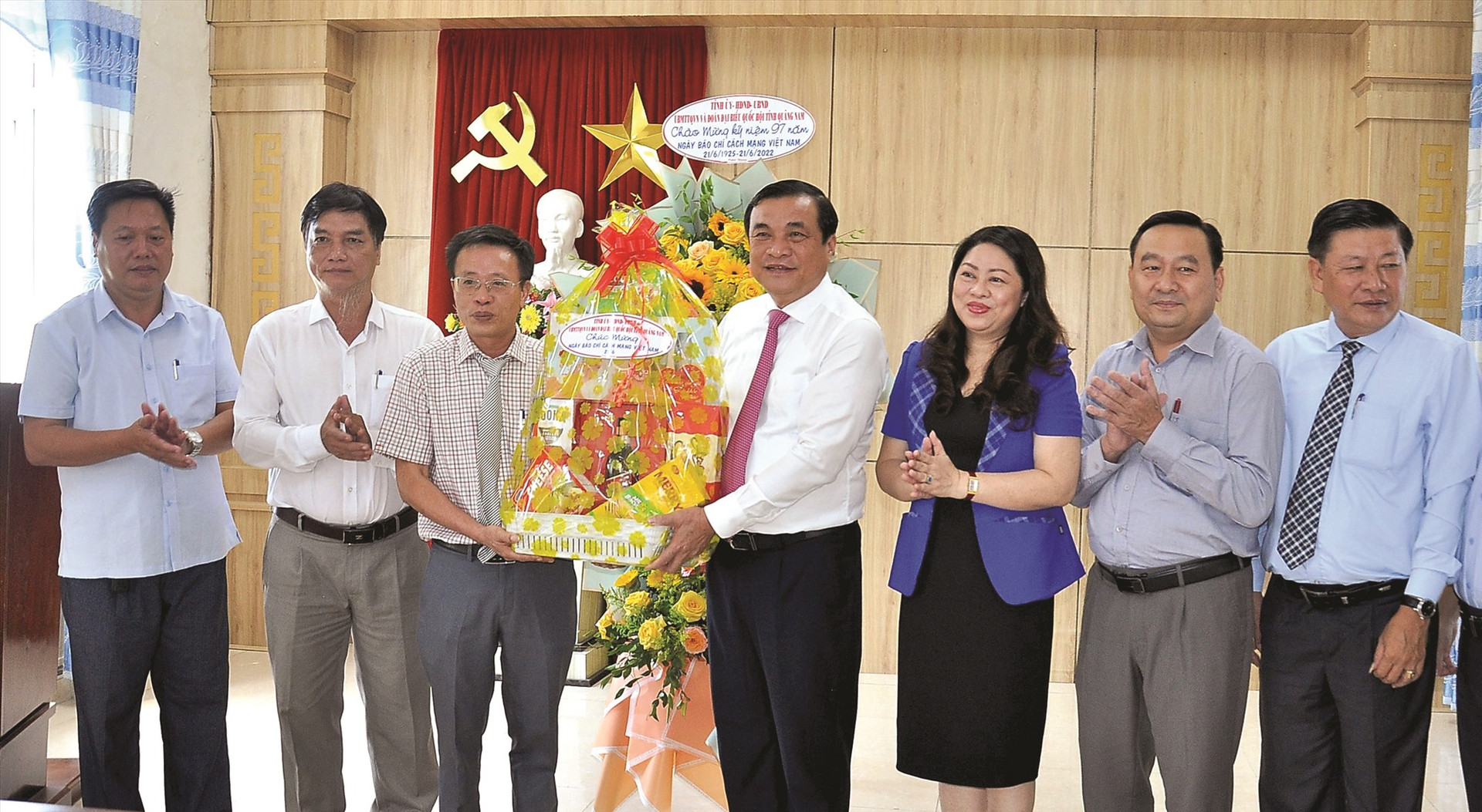 Lãnh đạo tỉnh thăm Báo Quảng Nam nhân Ngày báo chí cách mạng Việt Nam 21.6.2022. Ảnh: BQN