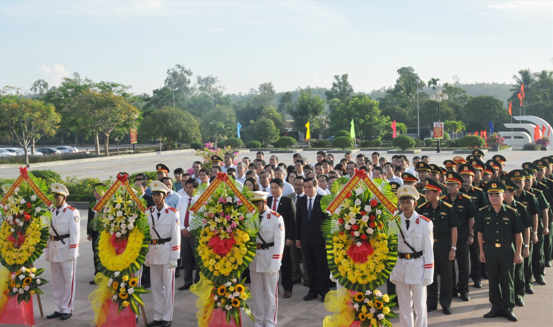 Các đoàn đại biểu thực hiện nghi thức dâng hoa, dâng hương tri ân các anh hùng liệt sĩ tại Nghĩa trang liệt sĩ tỉnh. Ảnh: N.Đ
