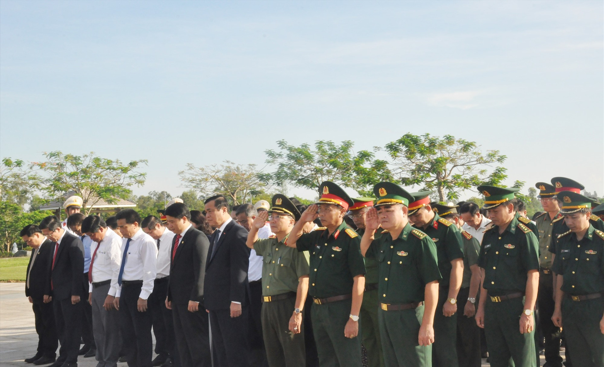 Các đại biểu mặc niệm tri ân công lao to lớn của các Mẹ Việt Nam anh hùng tại Tượng đài Mẹ Việt Nam anh hùng. Ảnh: N.Đ