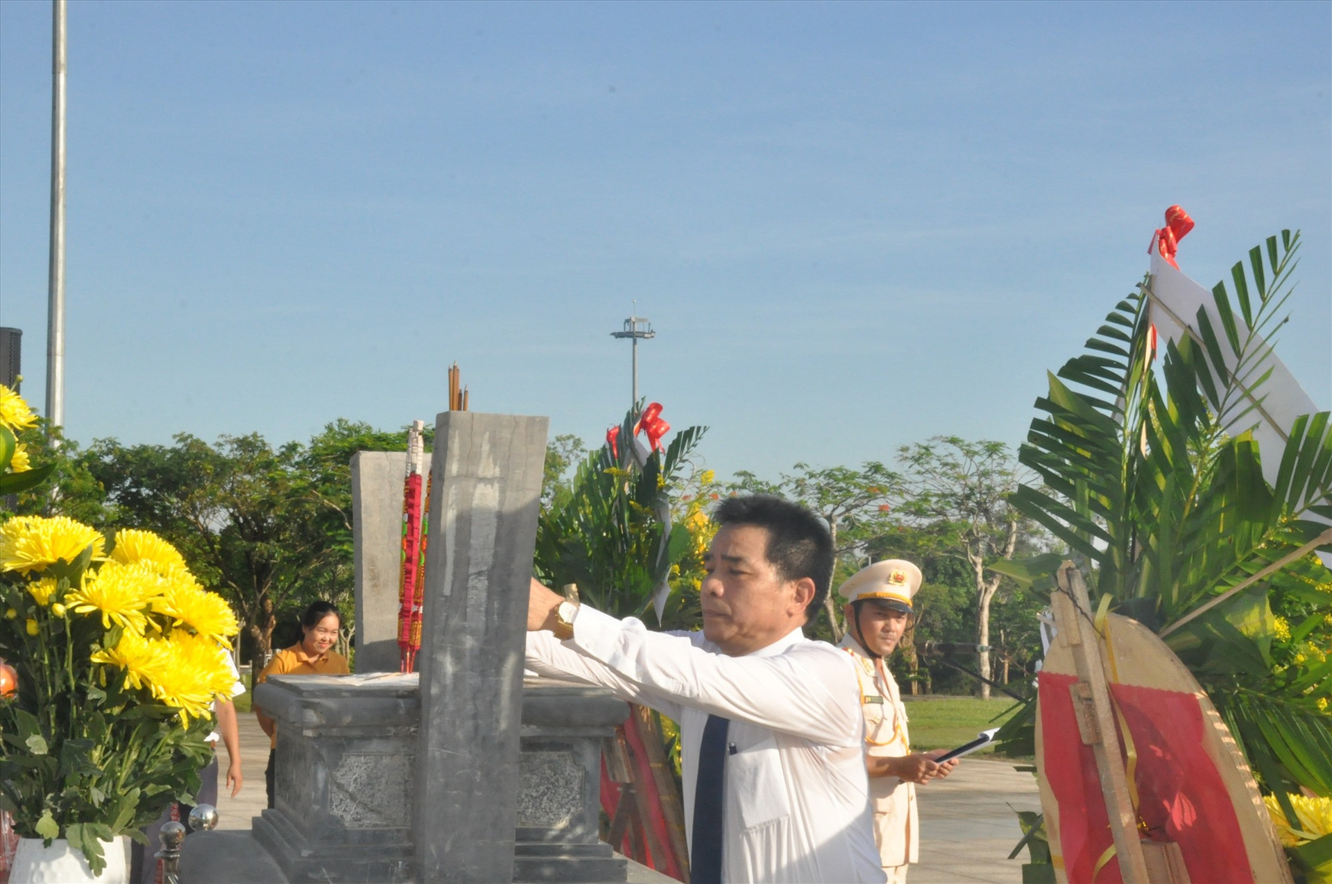 Và dâng hương tri ân các Mẹ Việt Nam anh hùng tại Tượng đài Mẹ Việt Nam anh hùng. Ảnh: N.Đ