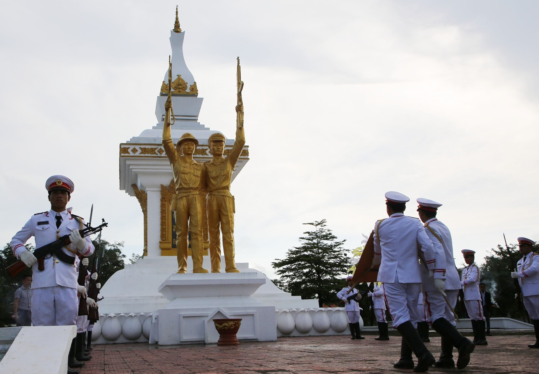 Nghi thức dâng hoa, dâng hương tại tượng đài đoàn kết Liên minh chiến đấu Lào - Việt Nam. Ảnh: Đ.N