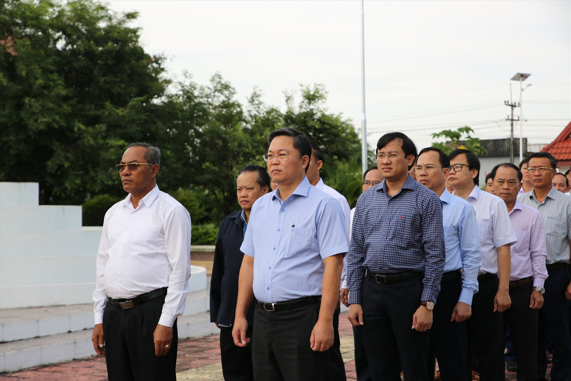 Đại biểu lãnh đạo 2 tỉnh Quảng Nam - Attapeu đến dâng hương tượng đài. Ảnh: Đ.N