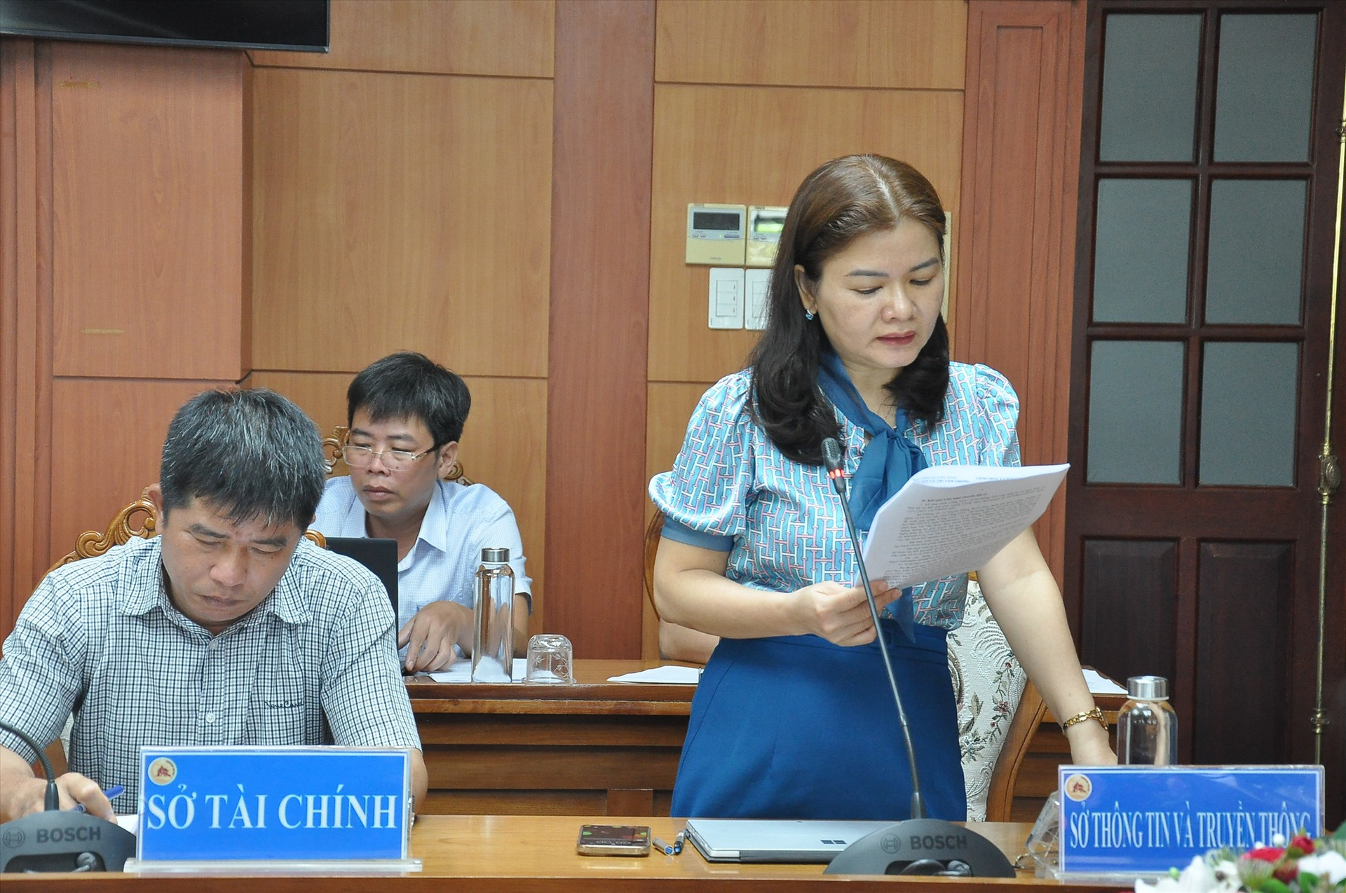 Bà Phạm Thị Ngọc Quyên - Phó Giám đốc Sở TT-TT báo cáo kết quả công tác CĐS tại cuộc họp. Ảnh: V.A