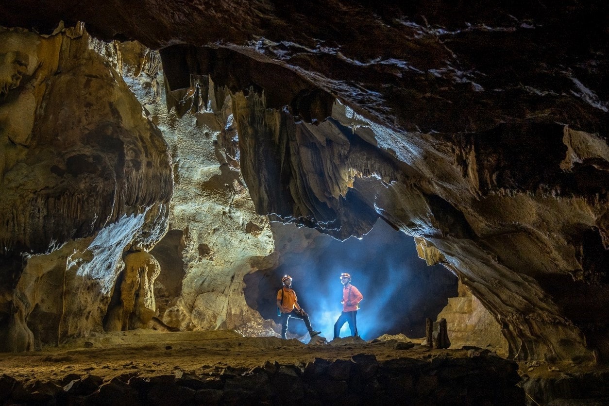 Khám phá Hang Chà Lòi theo hình thức Trekking trải nghiệm.