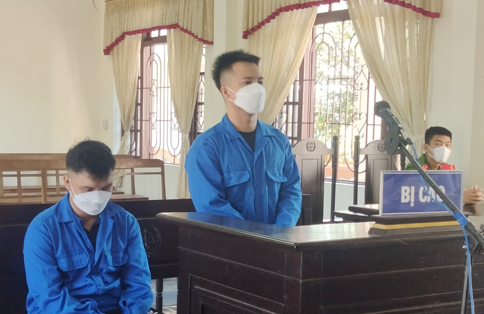 Đối tượng Nguyễn Đức Thắng (đứng) và Vương Văn Vui bị tuyên phạt tổng cộng 30 tháng tù giam.