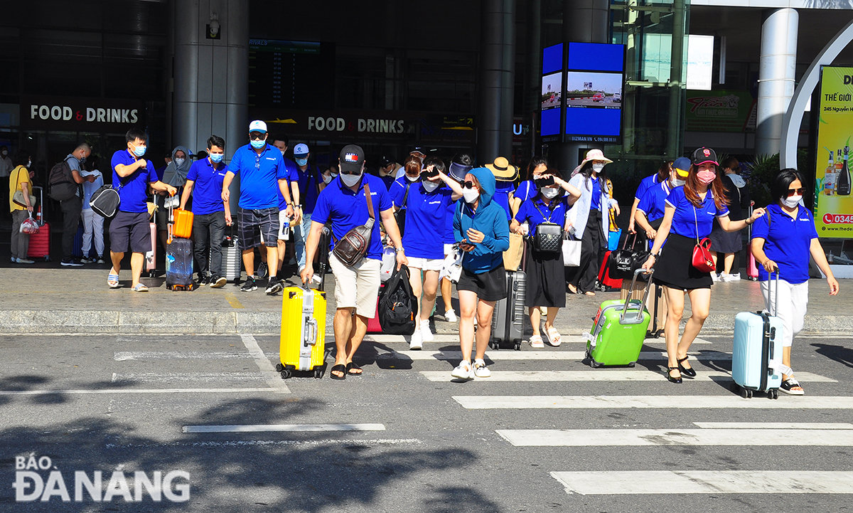 Nhiều du khách đi theo tour. Ảnh: THÀNH LÂN
